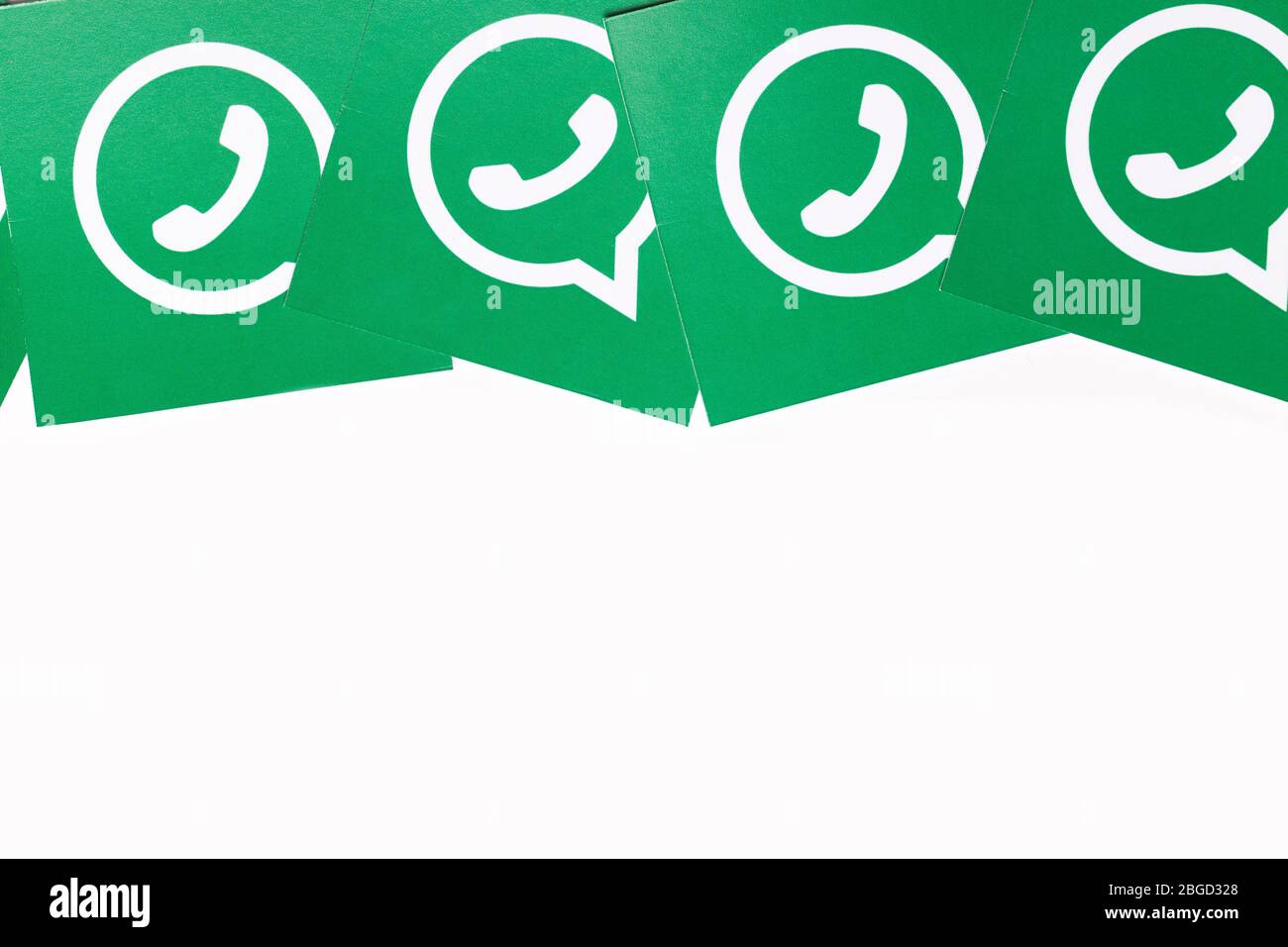 OXFORD, Royaume-Uni - 21 FÉVRIER 2017 : logo de messagerie sur les médias sociaux WhatsApp imprimé sur papier Banque D'Images