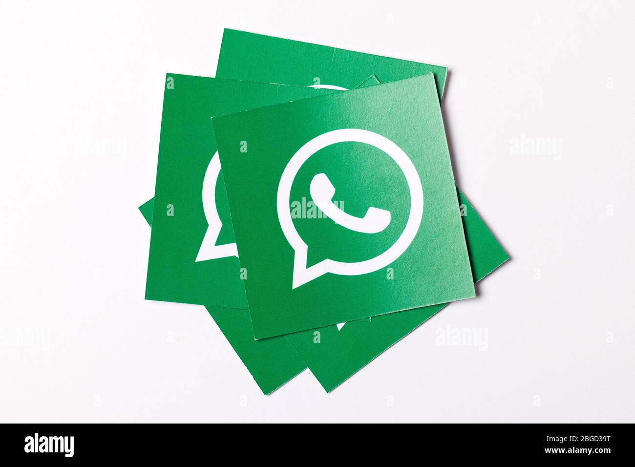 OXFORD, Royaume-Uni - 21 FÉVRIER 2017 : logo de messagerie sur les médias sociaux WhatsApp imprimé sur papier Banque D'Images