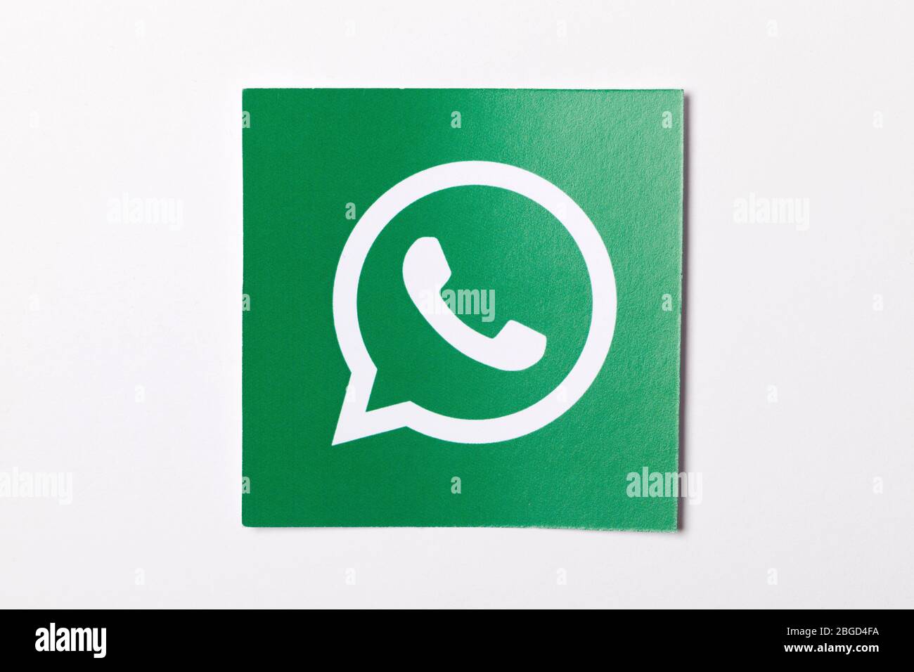OXFORD, Royaume-Uni - 21 FÉVRIER 2017 : logo de messagerie sur les médias sociaux WhatsApp imprimé sur papier Banque D'Images