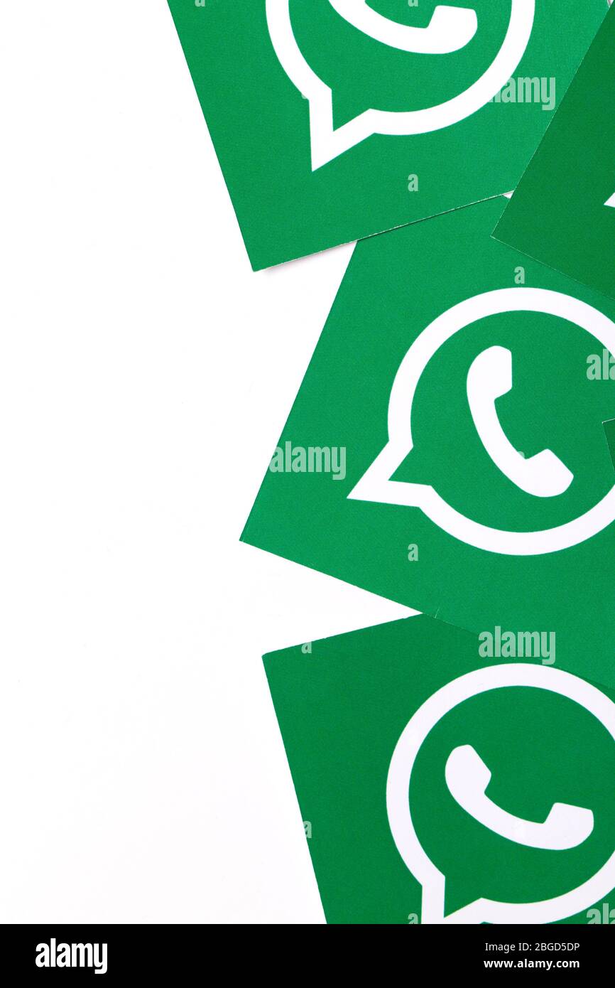 OXFORD, Royaume-Uni - 21 FÉVRIER 2017 : logo de messagerie sur les médias sociaux WhatsApp imprimé sur papier Banque D'Images