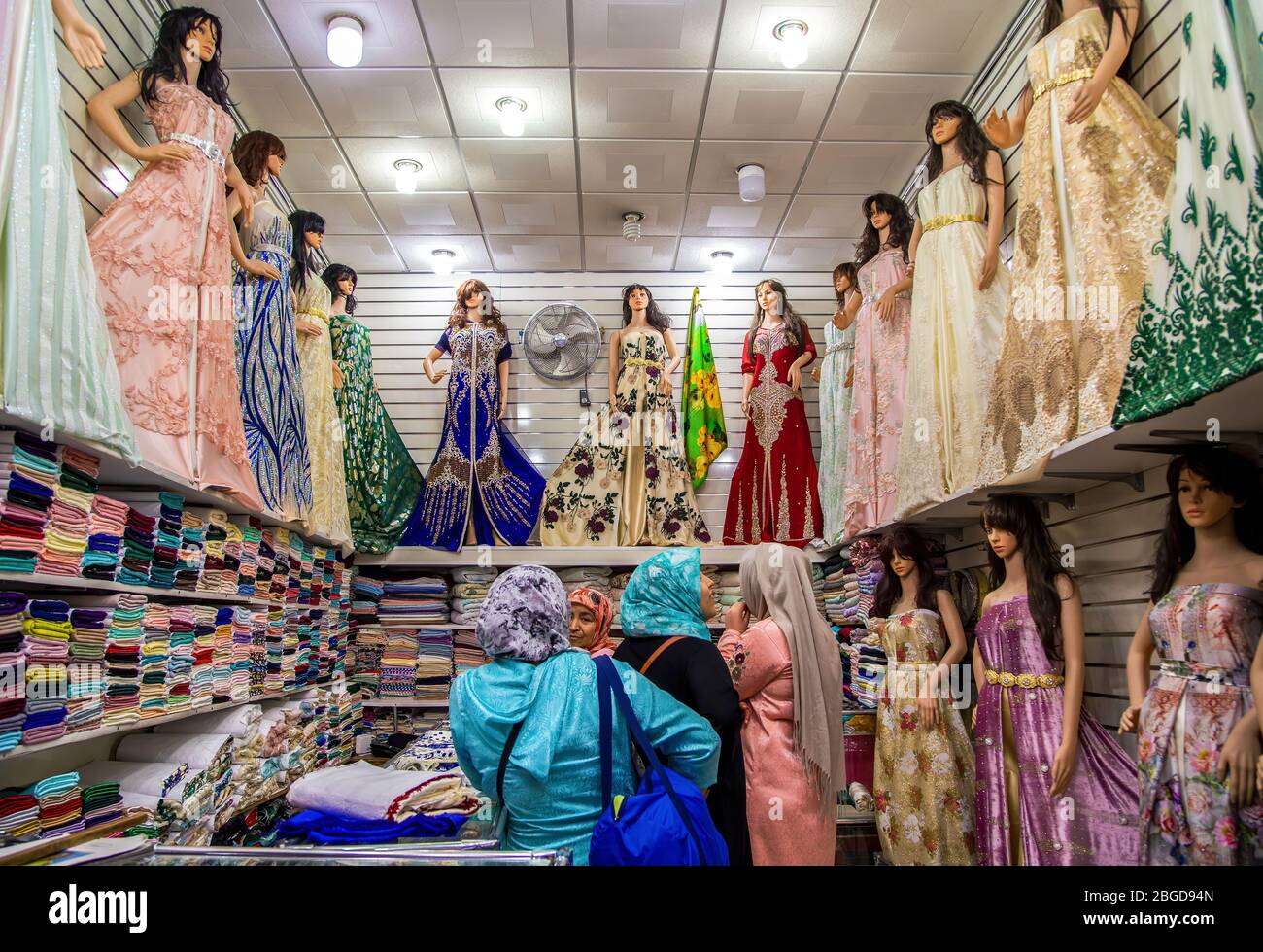 Boutique de vêtements pour Femme dans Medina Bazar de Marrakech.Maroc Photo  Stock - Alamy