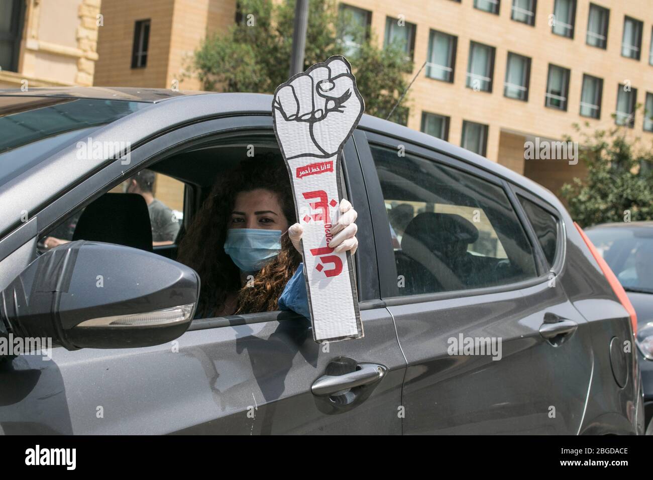 Beyrouth, Liban. 21 avril 2020. Les manifestants anti-gouvernementaux manifestent dans un convoi de voitures avec des conducteurs qui ont fait des loupes brandissant le drapeau national et se penchant sur les fenêtres avec des masques de visage lorsqu'ils traversent le centre de Beyrouth pour protester contre la détérioration des conditions de vie et pour souligner la chute du niveau de vie qui a été Exacerbée par le déclenchement du verrouillage du coronavirus et par la pression exercée sur les politiciens depuis l’apparition de manifestations de masse en octobre dernier. Crédit: amer ghazzal/Alay Live Banque D'Images