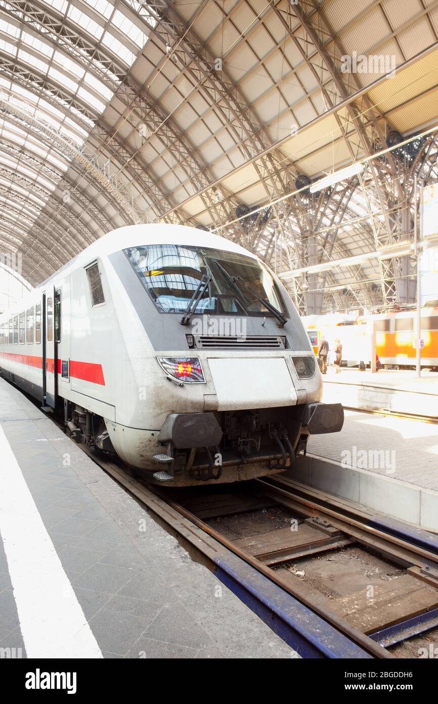 Train à la gare de Francfort, Hesse, Allemagne Banque D'Images