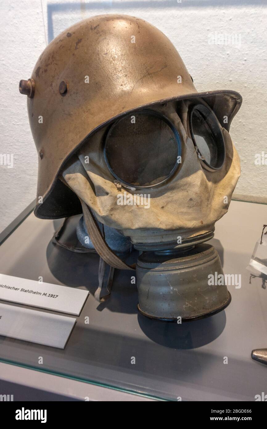 Un casque d'acier autrichien et un masque à gaz (Österreichischer Stahlhelm, 1917, gasmaske, 1916), Fortress Museum, Hohensalzburg Fortress Fortress Fortress, Salzbourg, Autriche. Banque D'Images