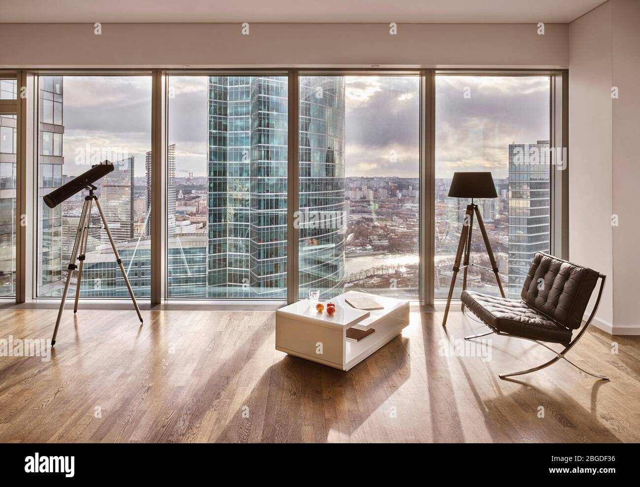 Appartement studio loft à Moscou-Ville avec fenêtres panoramiques; vue sur la ville de Moscou; vue unique sur le quartier moderne des affaires de Moscou Banque D'Images