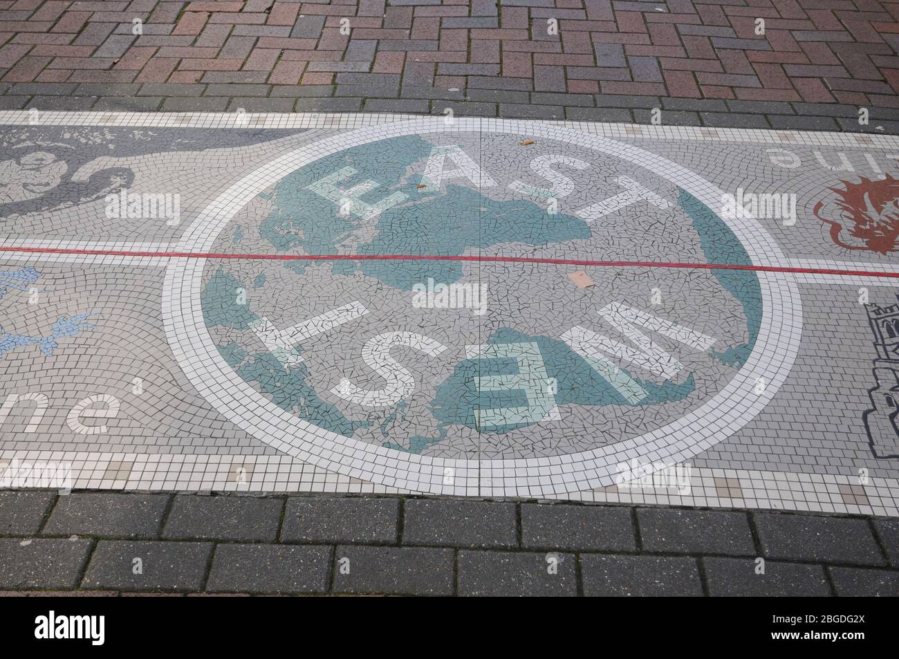 Greenwich Meridian Line Mosaic dans Sun Street, Waltham Abbey, Essex Banque D'Images