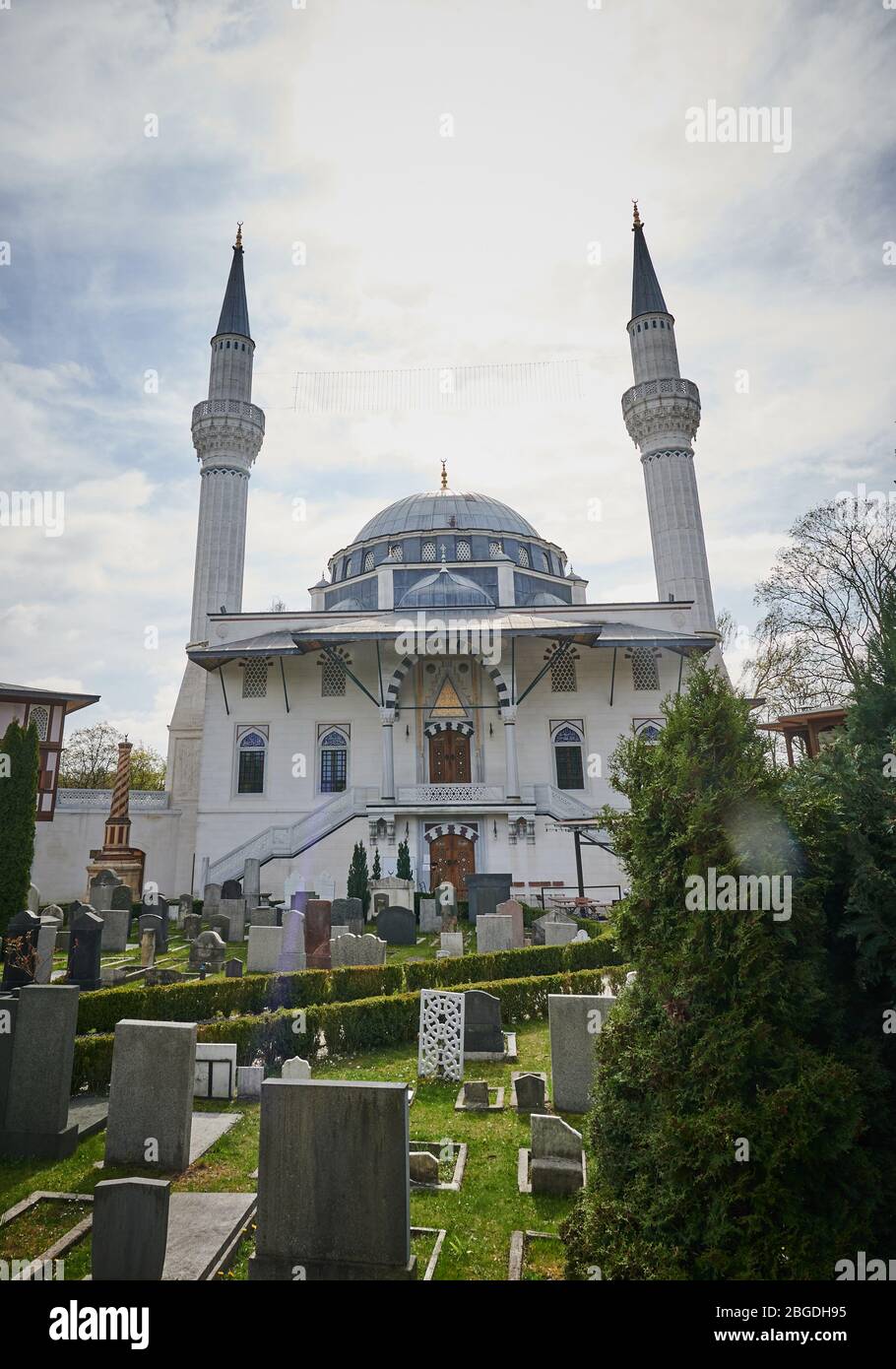 15 avril 2020, Berlin: Au-dessus de la Mosquée Sehitlic, le soleil de printemps est élevé dans le ciel. La mosquée tire son nom du cimetière turc sur le terrain. Le cimetière historique est situé autour depuis 1866, quand il s'agissait d'un cimetière diplomatique. Photo: Annette Riedl/dpa-Zentralbild/ZB Banque D'Images
