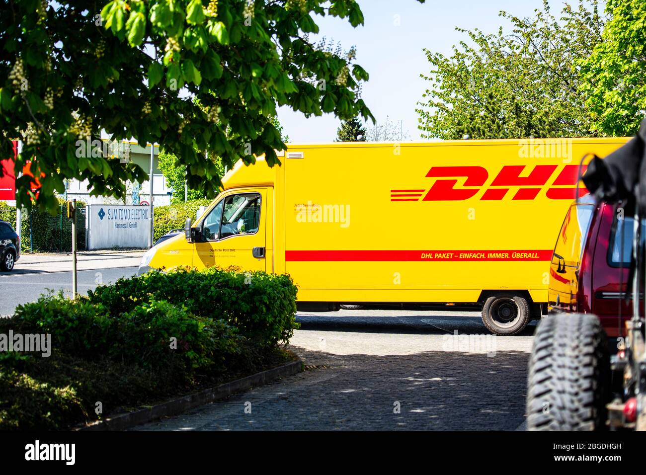 Ein Fahrzeug des Paketdienstleisters DHL liefert im Willicher Industriegebiet Pakete. Aktuell ist DHL wegen der Corona-KRise stark belastet. Banque D'Images