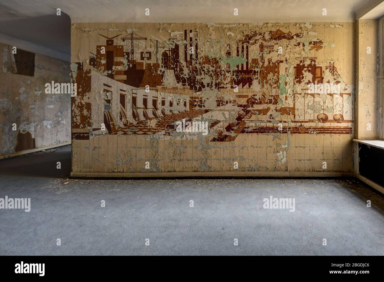 Des œuvres d'art soviétiques sont laissées sur le mur dans la ville interdite de Wunsdorf abandonnée ancien camp Miitary soviétique en Allemagne Banque D'Images