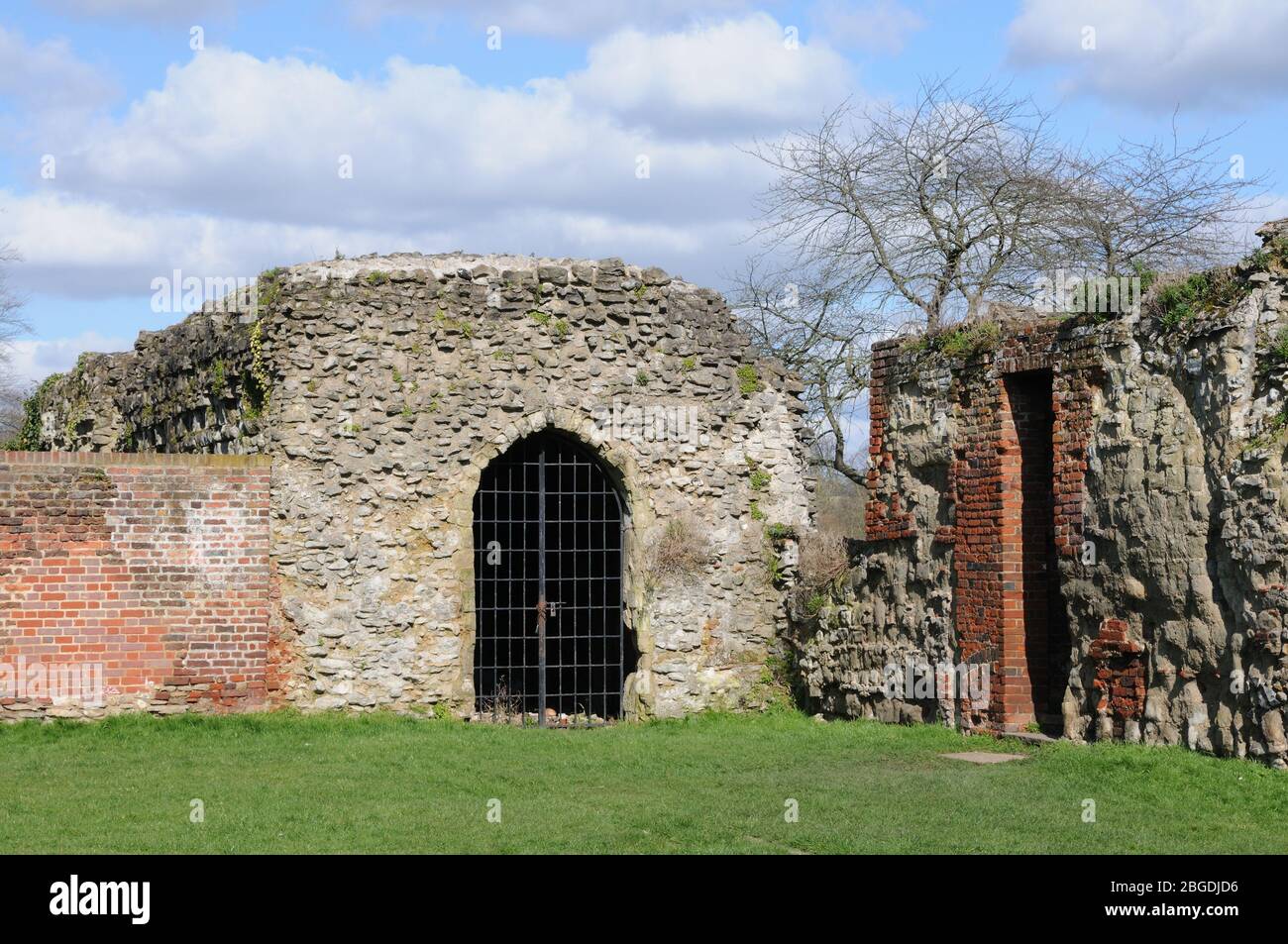 L'entrée Cloister, l'abbaye de Waltham, Essex, est un passage en pierre avec un toit voûté. Datant de la fin du XIIe siècle. Banque D'Images