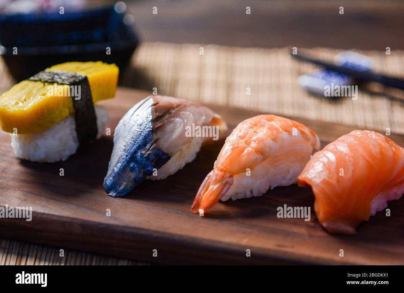 Mélanger les sushis sur le plat à bois, le thon, le saumon, le bar de mer, l'œuf sucré, Sushis aux crevettes, cuisine japonaise. Plats japonais sur l'assiette. Banque D'Images