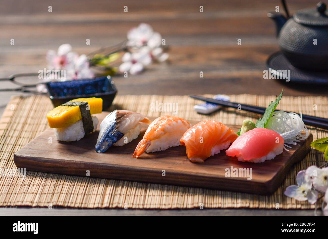 Mélanger les sushis sur le plat à bois, le thon, le saumon, le bar de mer, l'œuf sucré, Sushis aux crevettes, cuisine japonaise. Plats japonais sur l'assiette. Banque D'Images