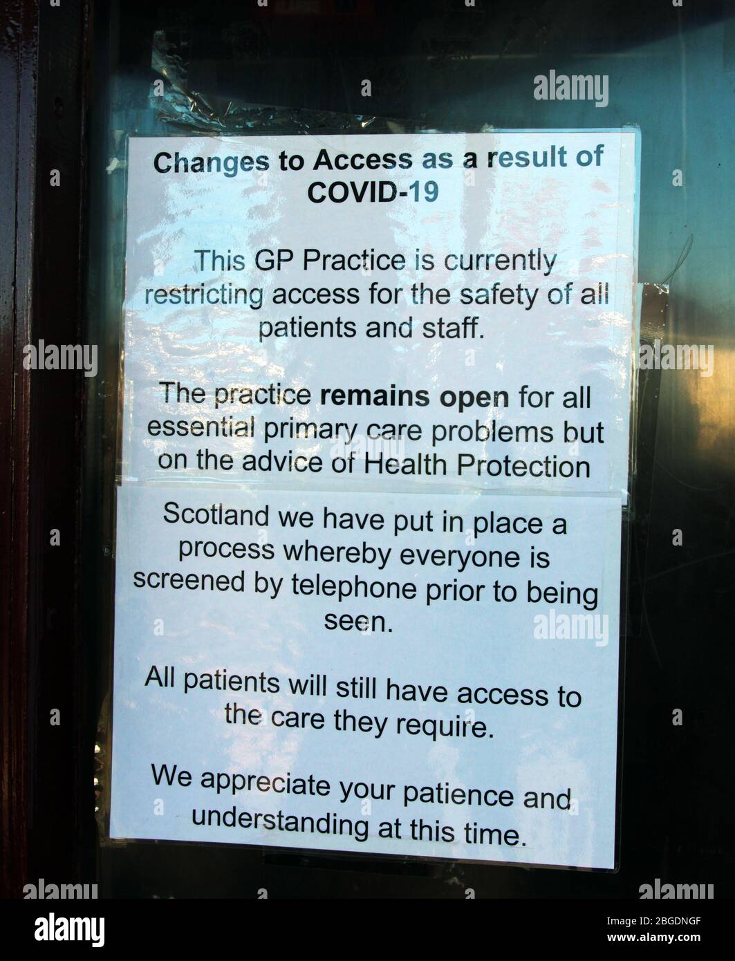 Des signes sur la porte d'une intervention chirurgicale d'un médecin indiquent que la pratique est fermée pour le moment aux patients, en raison de la propagation du Covid-19 et du coronavirus qui fait rage en Grande-Bretagne, ce qui provoque un verrouillage pour essayer d'arrêter la propagation du virus. Glasgow 2020. ALAN WYLIE/ALAY© Banque D'Images