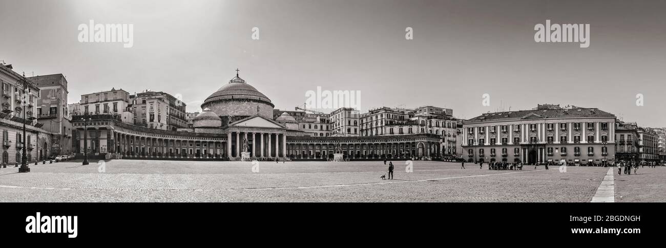 Naples, Piazza Plebiscito et Basilique San Francesco di Paola. Panorama cousu. Banque D'Images