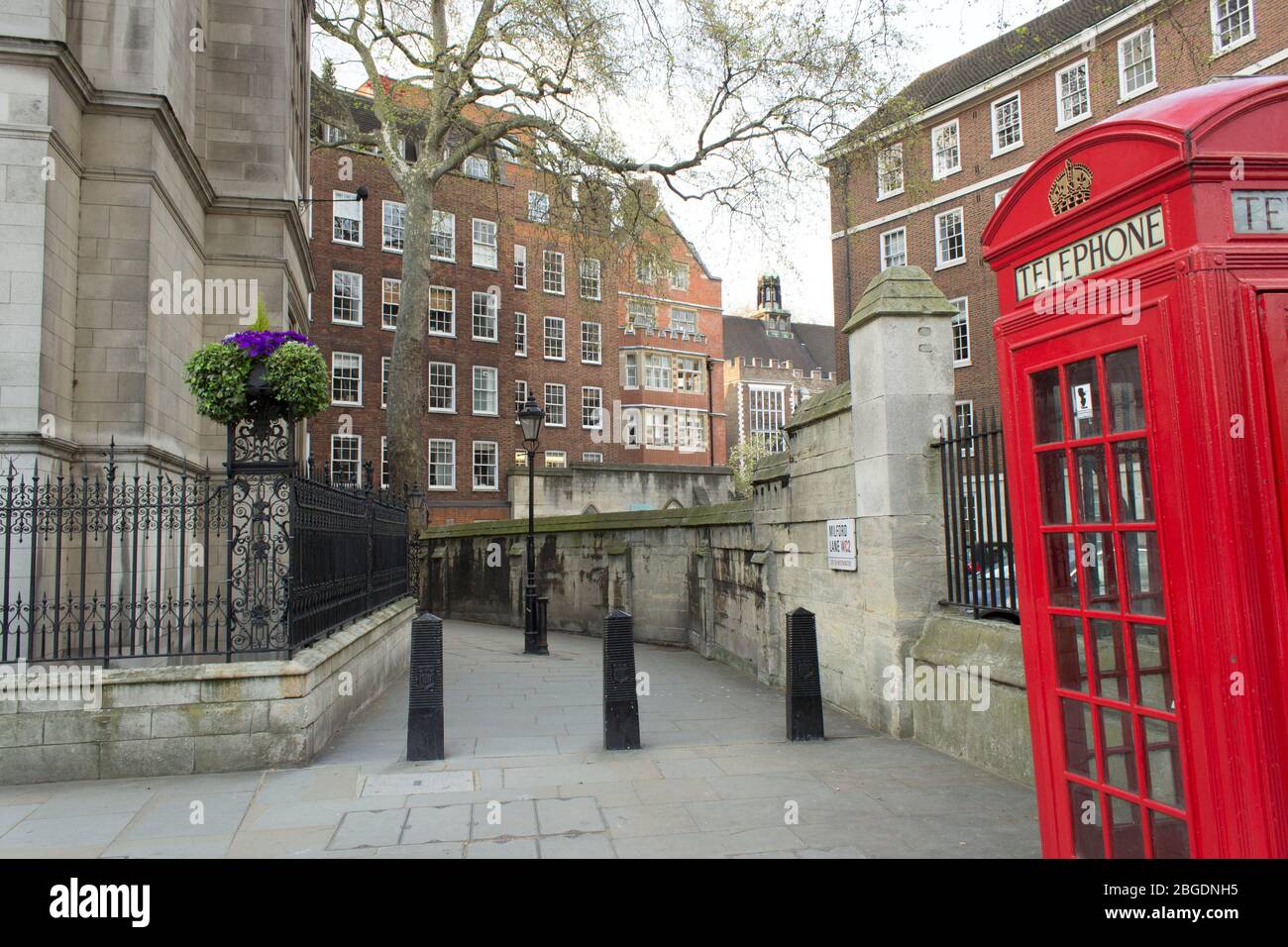 Rues étroites de Londres avec boîte téléphonique rouge Banque D'Images