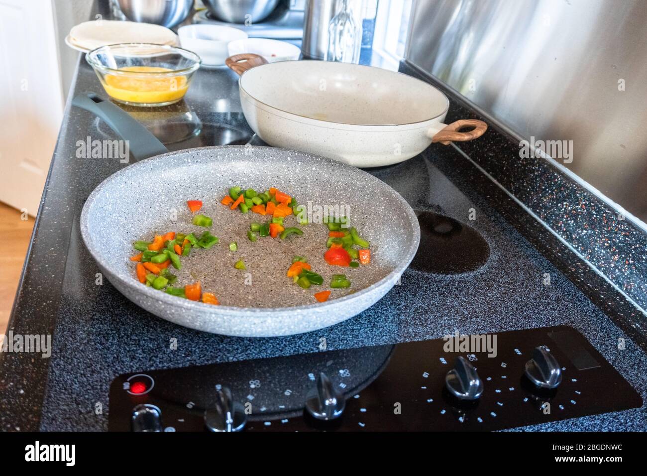 Cuisine petit déjeuner burritos dans une cuisine moderne. Banque D'Images