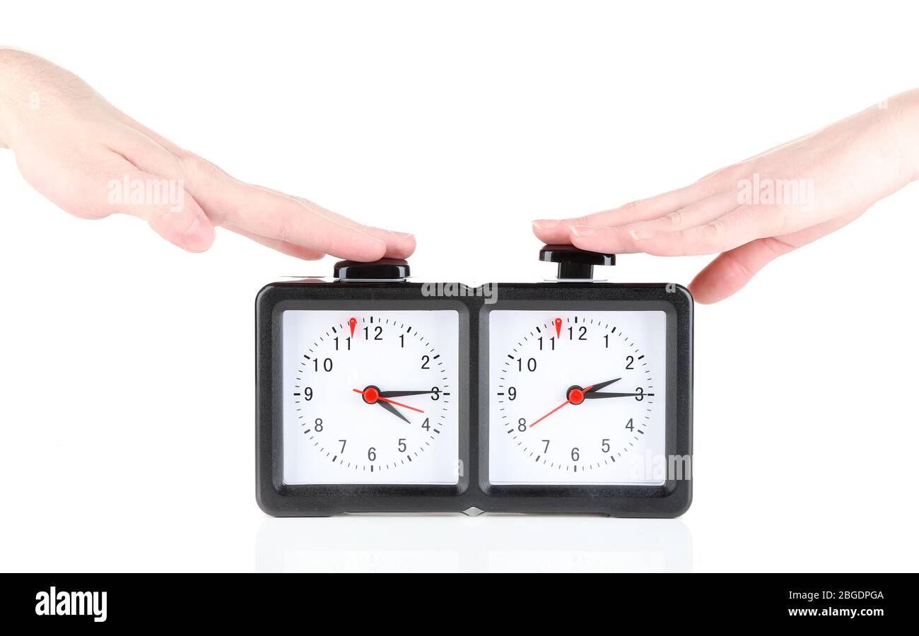 Mains poussant l'horloge d'échecs, isolée sur blanc Banque D'Images