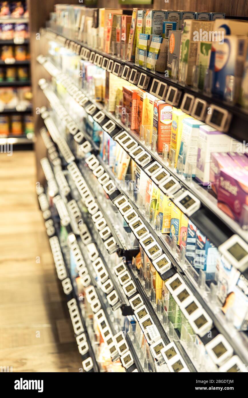 Singapour, novembre 2019: Étagères dans un supermarché avec des écrans numériques modernes pour les étiquettes de prix. Système d'étiquettes de tablette électronique et magasin de détail intelligent Banque D'Images