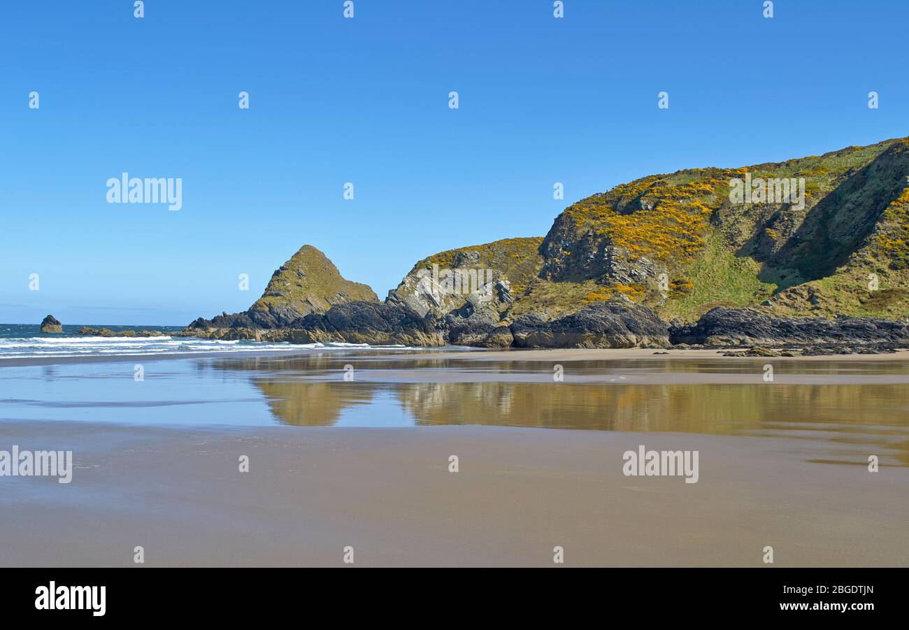 SUNNYSIDE BAY CULLEN MORAY FIRTH SCOTLAND RÉFLÉCHIT DANS LA PLAGE DE SABLE À MARÉE BASSE Banque D'Images