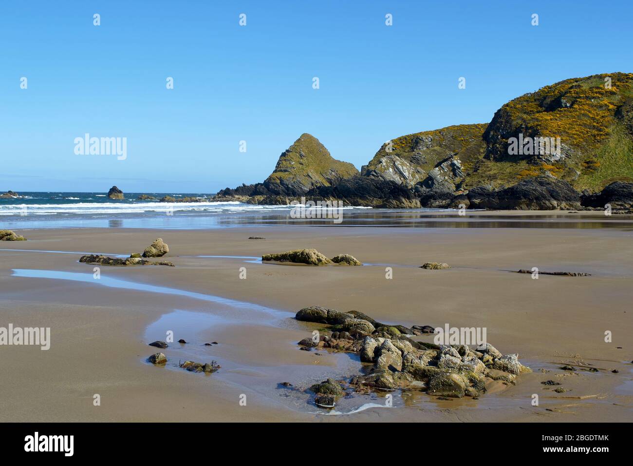 SUNNYSIDE BAY CULLEN MORAY FIRTH SCOTLAND FORMATIONS DE ROCK ET LA PLAGE DE SABLE À MARÉE BASSE Banque D'Images