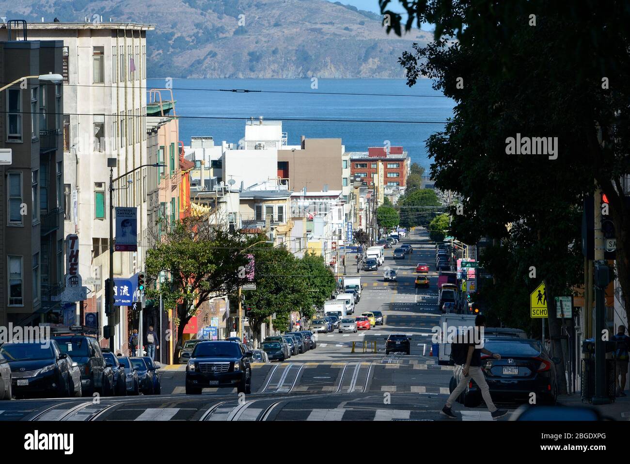 Vue sur Mason Street jusqu'à la baie de San Francisco, Californie, États-Unis. Banque D'Images
