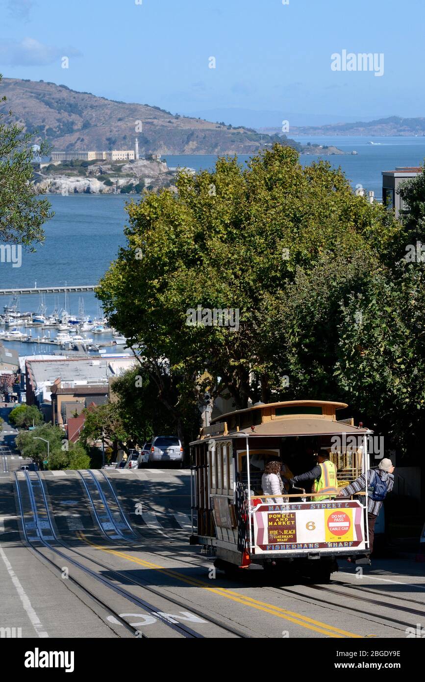 Téléphérique sur Hyde Street, en arrière-plan l'île de la prison Alcatraz, San Francisco, Californie, États-Unis Banque D'Images