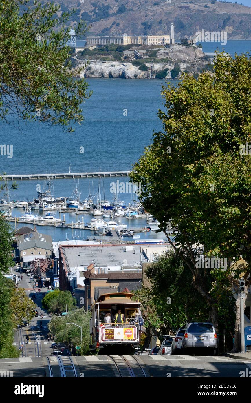 Téléphérique sur Hyde Street, en arrière-plan l'île de la prison Alcatraz, San Francisco, Californie, États-Unis Banque D'Images