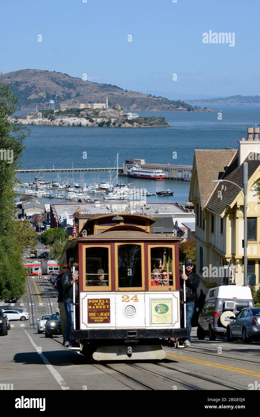 Téléphérique sur Hyde Street, en arrière-plan l'île de la prison Alcatraz, San Francisco, Californie, États-Unis Banque D'Images