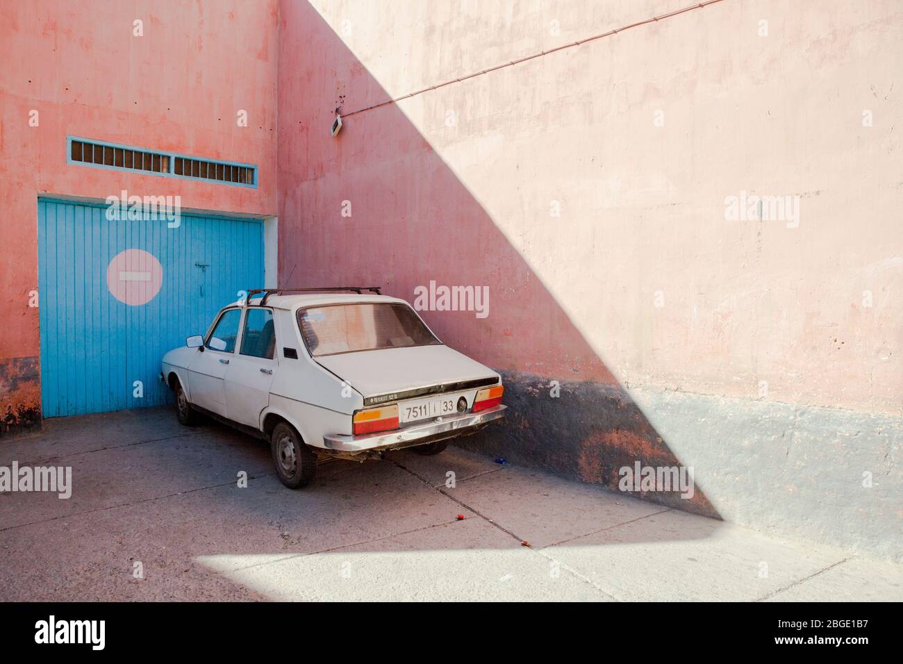 Renault 12 stationné dans un carport, Sahara occidental, Maroc. Banque D'Images