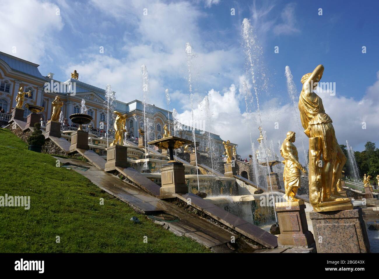 L'une des attractions touristiques les plus célèbres et les plus populaires de Saint-Pétersbourg, le palais et le parc de Peterhof Banque D'Images