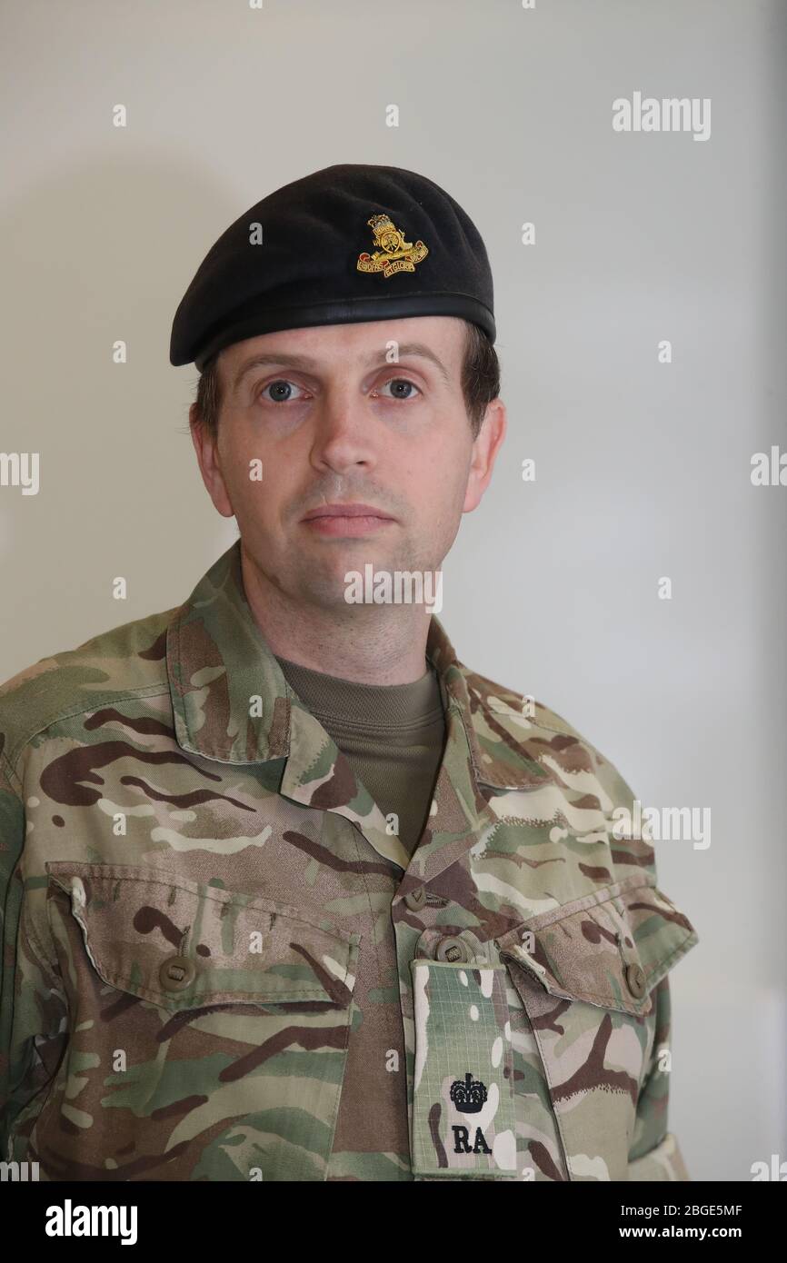 Le major David Mortimer, officier de liaison militaire, à l'hôpital NHS Nightingale Yorkshire et Humber de Harrogate, dans le North Yorkshire, en prévision de l'ouverture officielle, par videolink, avec le capitaine Tom Moore, collecteur de fonds. L'hôpital fait partie d'un réseau de sept sites offrant une capacité de pointe à travers l'Angleterre pendant la pandémie du coronavirus. Banque D'Images