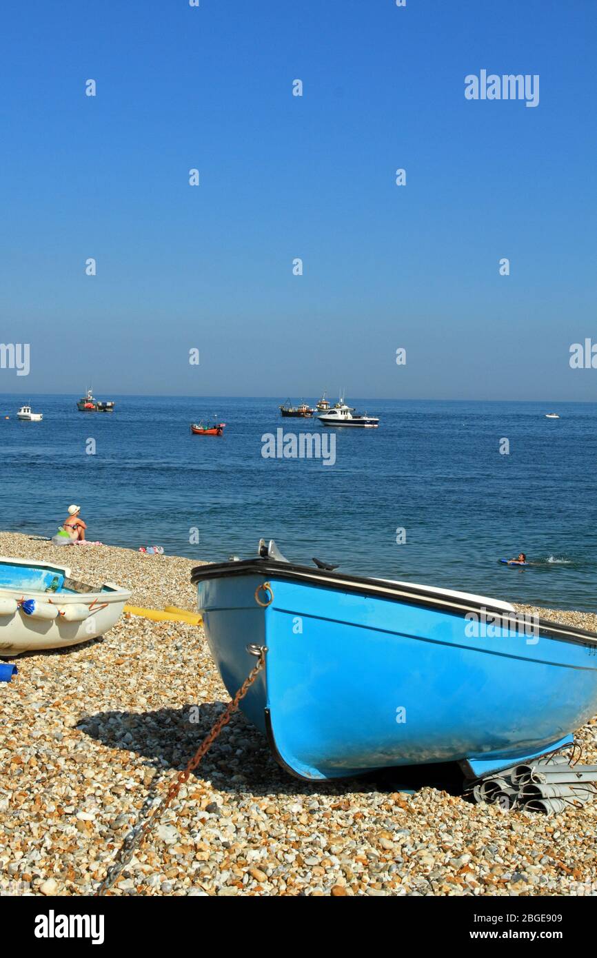 Bateaux sur la plage de Selsey, West Sussex, Angleterre. Banque D'Images