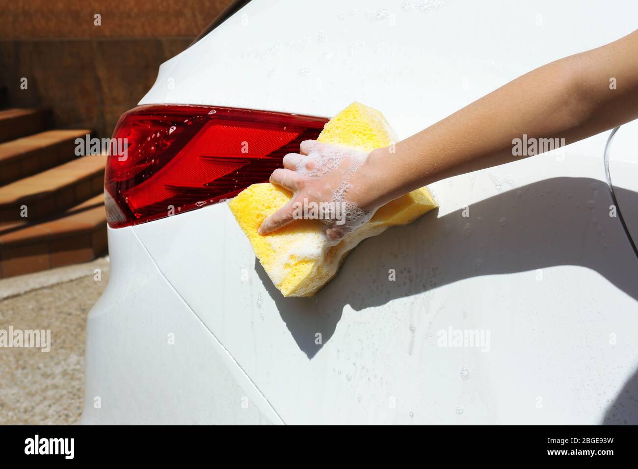 Lavage de voiture extérieur avec éponge jaune Banque D'Images