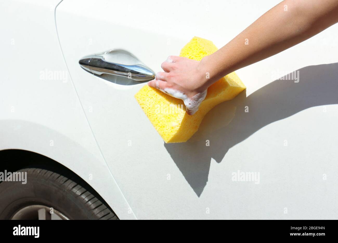 Lavage de voiture extérieur avec éponge jaune Banque D'Images