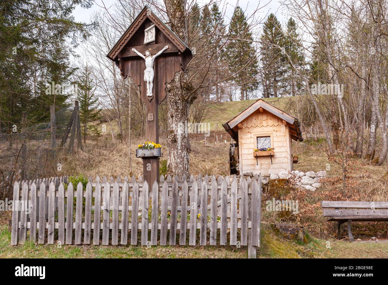 Traversez avec jardin maison debout sur la montagne Banque D'Images