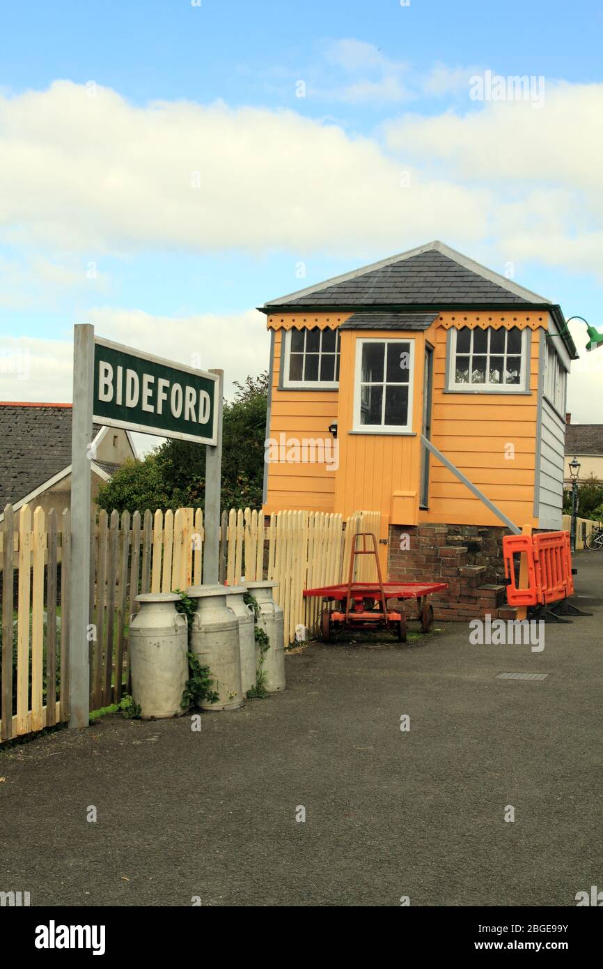 La boîte de signal Bideford à Bideford Station, Devon, Angleterre, a été démolie en 1968 et cette réplique a été construite en 1991. Sur la piste Tarka. Banque D'Images