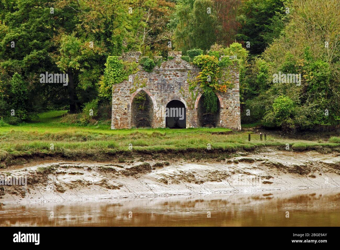 Old Lime Kiln sur la rivière Torridge près de Bideford, Devon, Angleterre. Banque D'Images