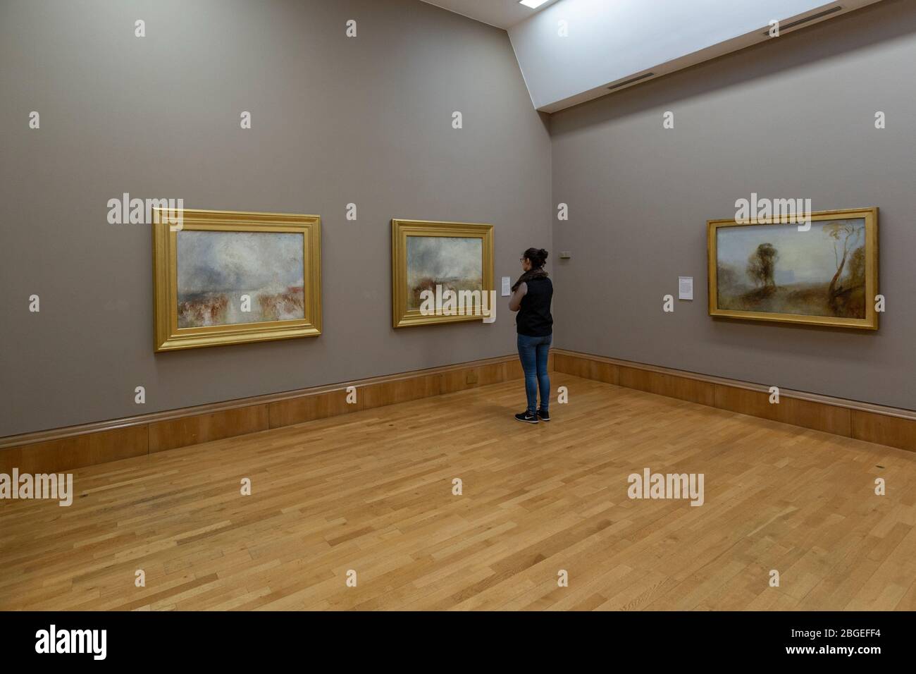 Une fille qui regarde la collection Turner à Tate Britain, Londres Banque D'Images