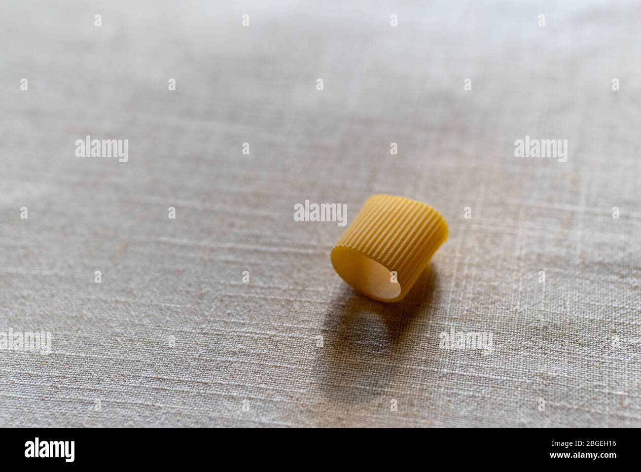Vue en grand angle des pâtes Paccheri sur la table Banque D'Images
