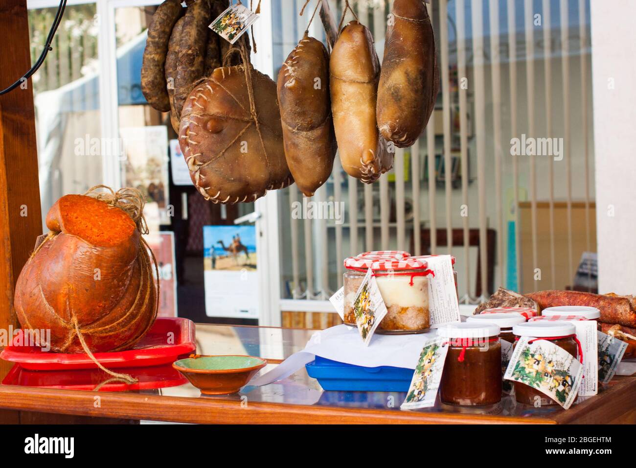 Porreres, Mallorca, Espagne - 27 octobre 2019: Traditionnel Majorcan Sobrassada sausage à vendre sur le marché de Porreres. Majorque, Espagne Banque D'Images