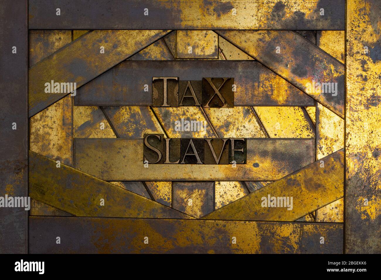 Photo de véritables lettres de jeu de caractères authentiques formant du texte de l'esclave fiscal sur fond de cuivre et d'or texturé vintage Banque D'Images