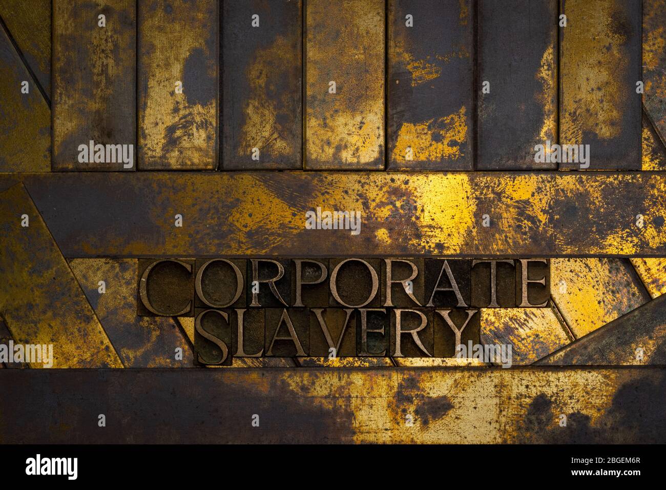 Photo de véritables lettres de composition authentiques formant du texte d'Slavery d'entreprise sur fond de cuivre et d'or texturé vintage Banque D'Images