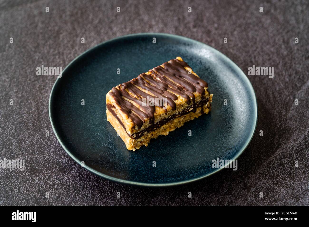 Tranche De Gateau A Base De Legumes Et D Avoine Sans Sucre Crus Avec Beurre De Cahuete Et Chocolat Amer Collations Paleo Sans Gluten Maison Dessert Biologique Photo Stock Alamy