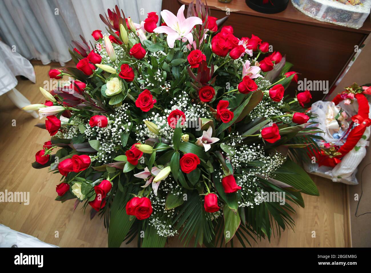 Roses Rouges Sur Le Sol Fait Pour Anniversaire Grand Bouquet De Roses Rouges Photo Stock Alamy