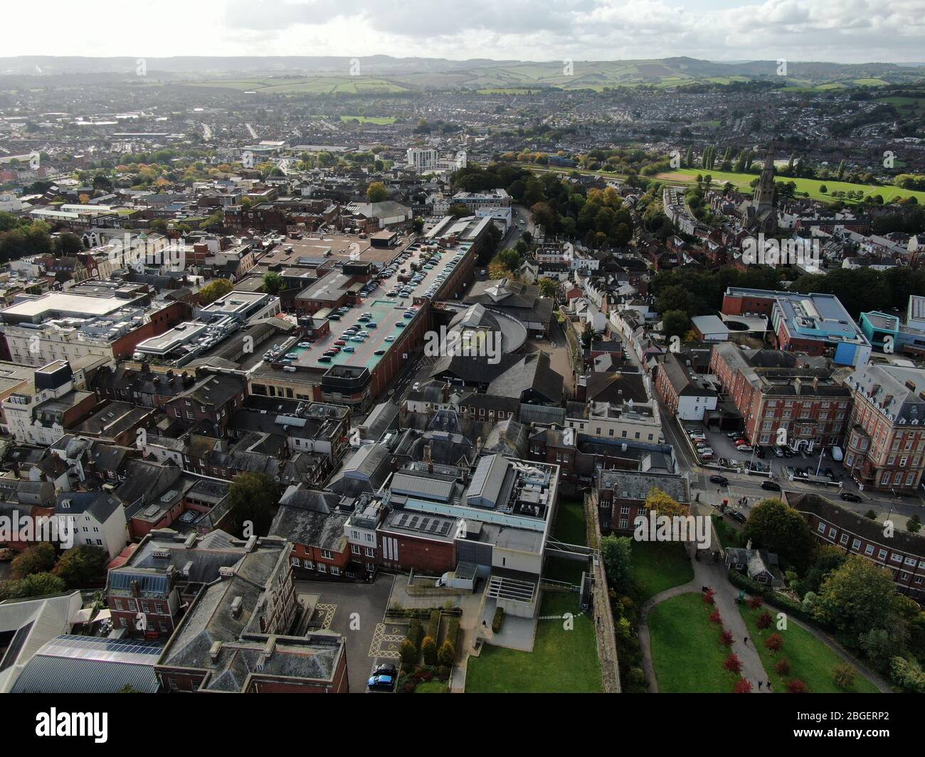 Vue aérienne du centre-ville d'Exeter montrant les jardins de Northengay et l'hôtel Rougemont au premier plan Banque D'Images