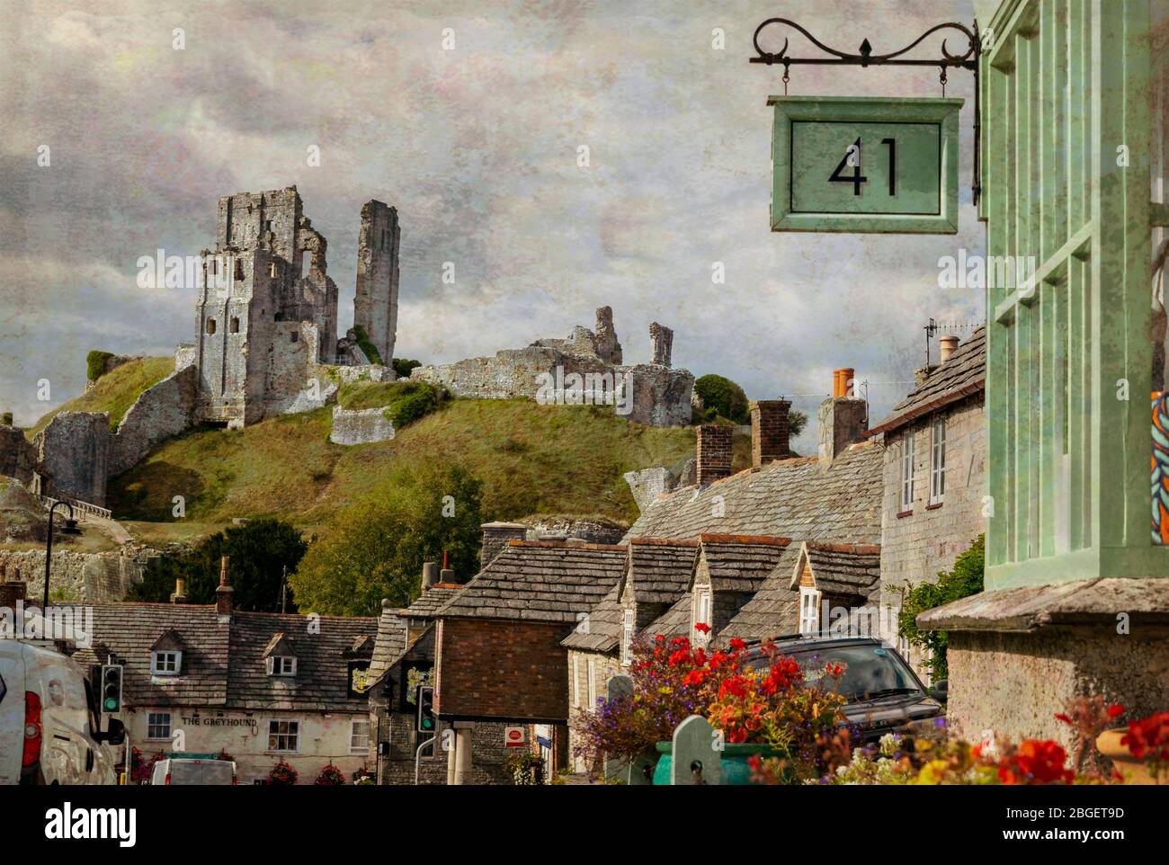 Le village historique de Corfe, Dorset, England, UK . Le château en ruine se dresse sur les collines de Purbeck, surplombant le village Banque D'Images