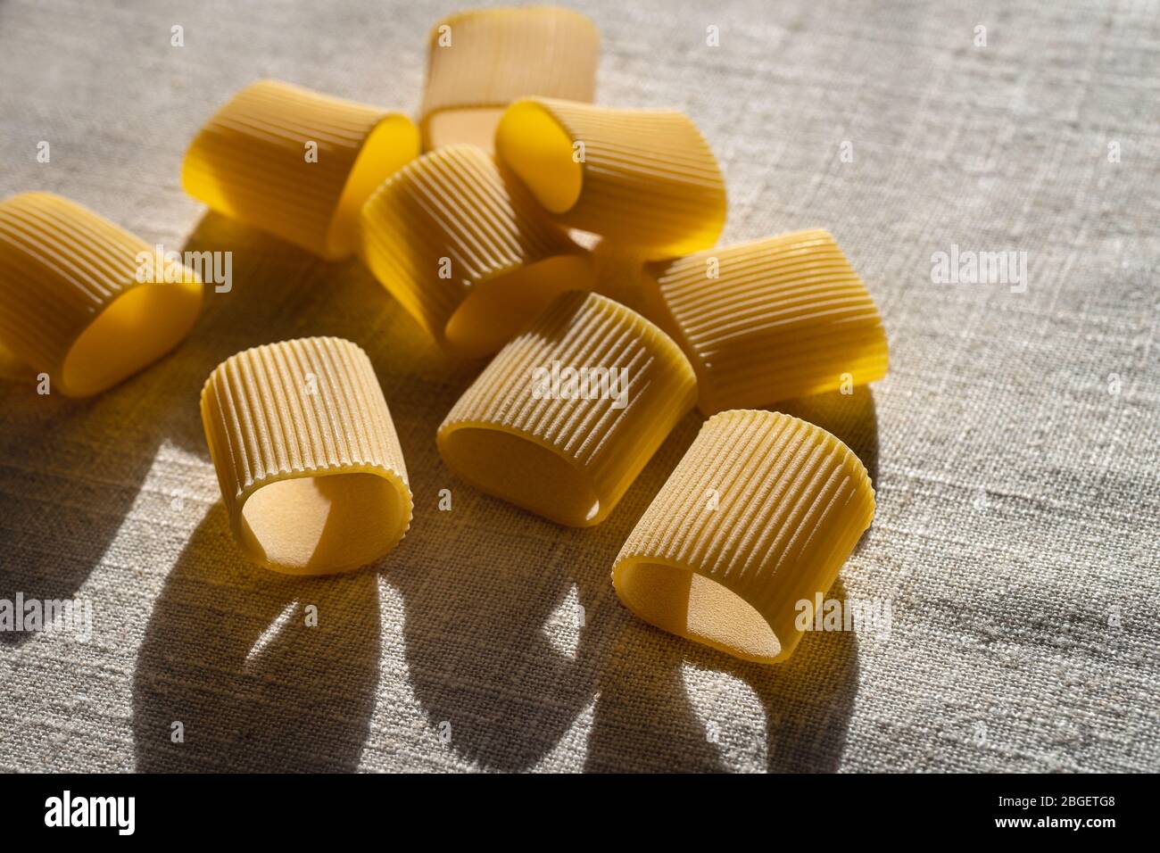 Vue en grand angle des pâtes Paccheri sur la table Banque D'Images