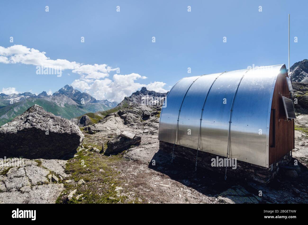 Extérieur le longet passe olivero montagne bivouac (abri de couchage gratuit) dans les alpes piémontaises (Italie), face au célèbre pic de Monviso Banque D'Images