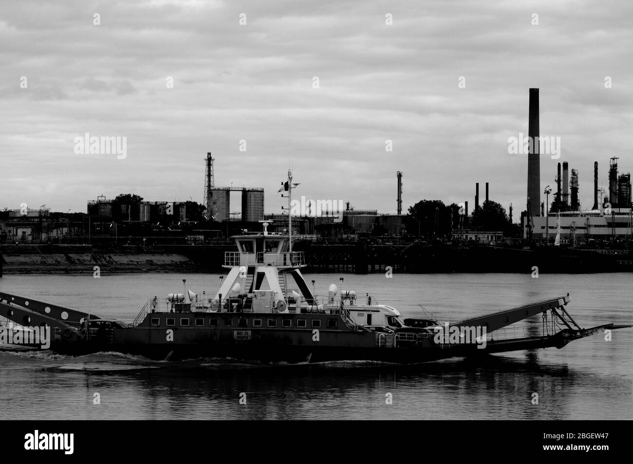 Ferry rouge traversant la rivière Banque D'Images