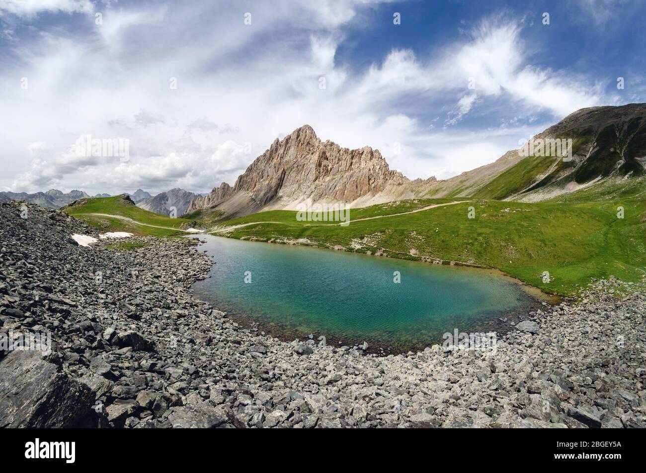 La Rocca la Meja, célèbre montagne de pic dans les Alpes de che du Piémont, en italie, avec le lac voisin et la chaîne de montagnes autour Banque D'Images